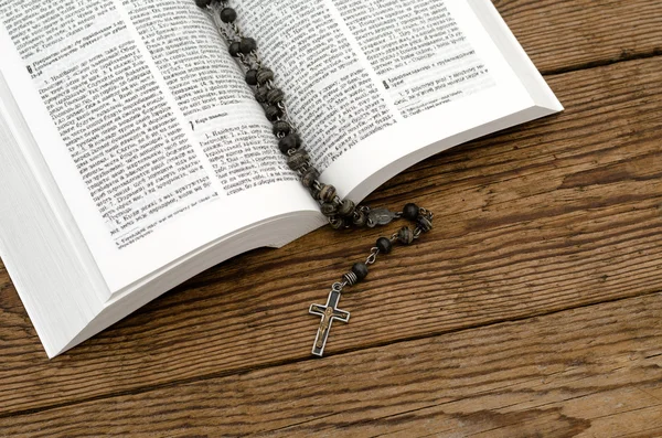 Open Bible with rosary — Stock Photo, Image