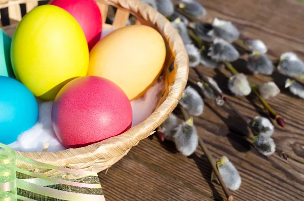 Huevos de Pascua con un sauce de cerca — Foto de Stock