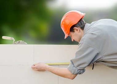 Oluşturucu bir duvar erects 