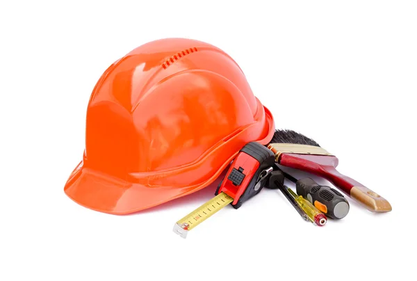 Casque de construction et outils de protection sur fond blanc — Photo