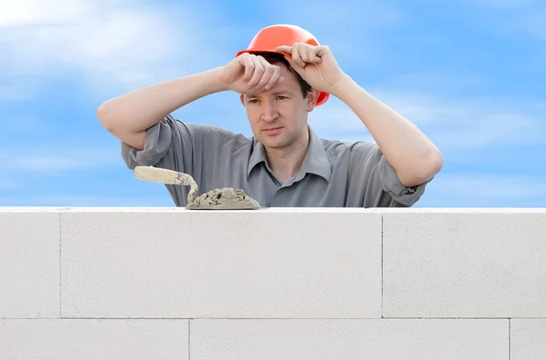 Trabajador de la construcción limpiando el sudor de su frente — Foto de Stock