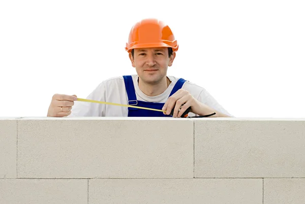 Pracownik buduje mur — Zdjęcie stockowe