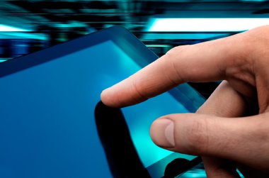 Adam el modern dijital tablet pc ekranda çok dokunaklı. Yakın çekim ben