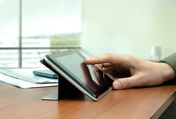 Entreprise, bureau, concept - homme d'affaires avec tablette PC dans offic — Photo
