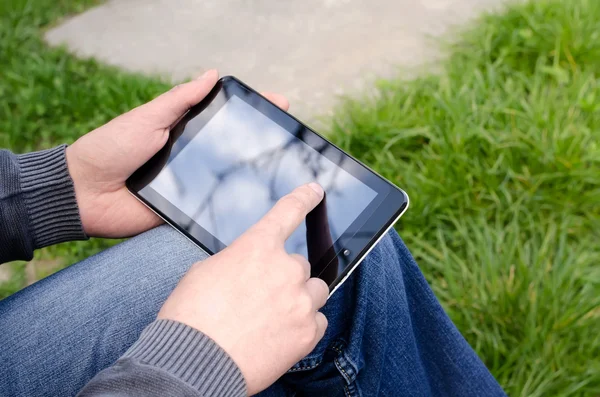 Man  using tablet pc in the park — Stock Photo, Image