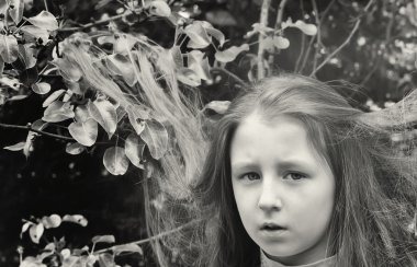 Tatlı küçük kız siyah beyaz portre