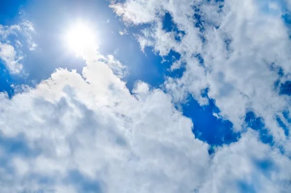 Hermoso cielo azul con rayos de sol y nubes — Foto de Stock