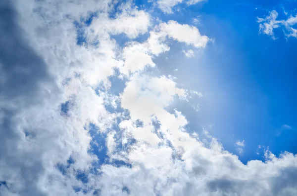 Cielo azul con nubes — Foto de Stock