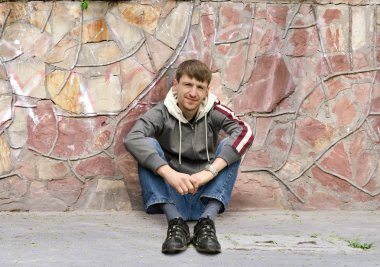 adam kaldırımda oturur