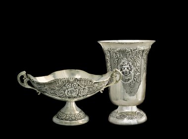 Gümüş Siyah bir zemin üzerine iki vazo