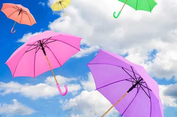 Gökyüzüne karşı renkli şemsiyeler — Stok fotoğraf