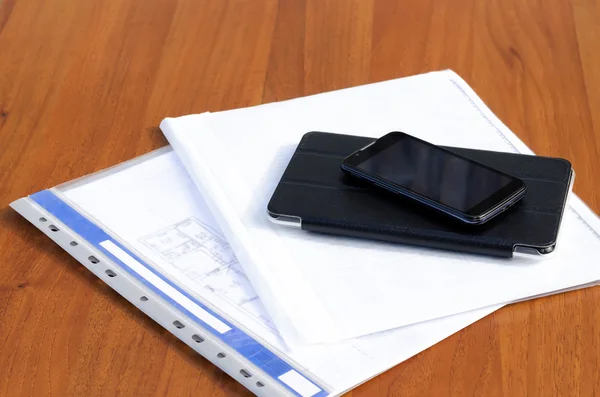 Teléfono con la tableta y documentos en una mesa — Foto de Stock