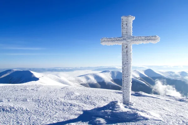 Pokryte śniegiem krzyż — Zdjęcie stockowe