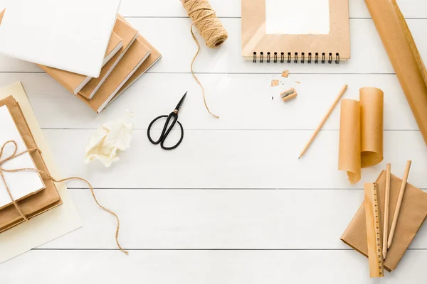 Cubrir libros con papel kraft marrón — Foto de Stock