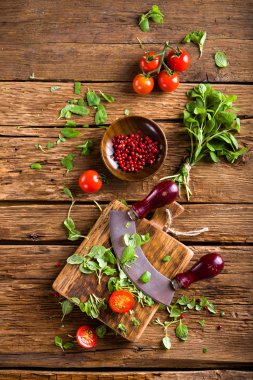 Kiraz domates ve eski ahşap masa üzerinde otlar