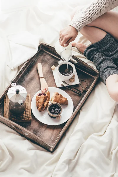 Mujer desayunando en la cama. Luz de ventana — Foto de Stock