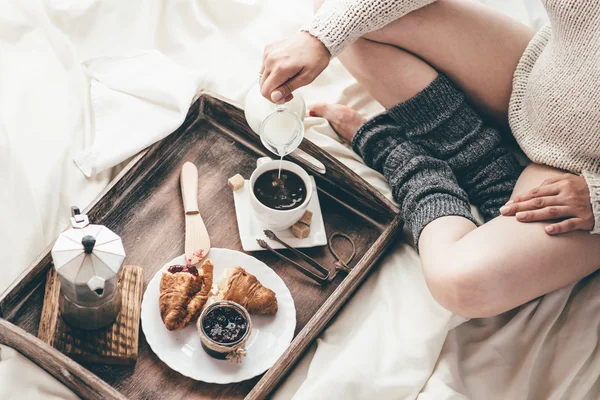 Donna che fa colazione a letto. Luce della finestra — Foto Stock