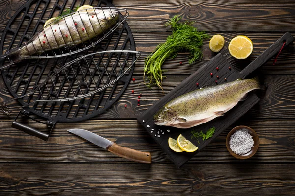 Fresh whole trout fishes prepared to grill top view — Stock Photo, Image