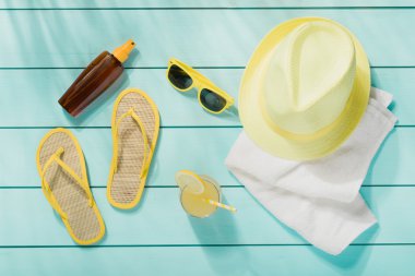 Yaz Aksesuar ahşap arka plan üzerinde görünümü top