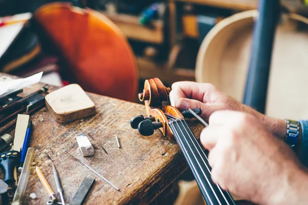 Luthier reparación violín en su taller — Foto de Stock