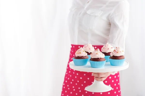 Cameriera mostrando un piatto di cupcake — Foto Stock