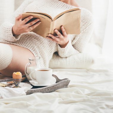 Kadın yatakta kahvaltı. Pencere ışık