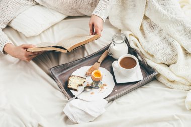 Kadın yatakta kahvaltı. Pencere ışık