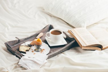 Yatakta kahvaltı. Pencere ışık