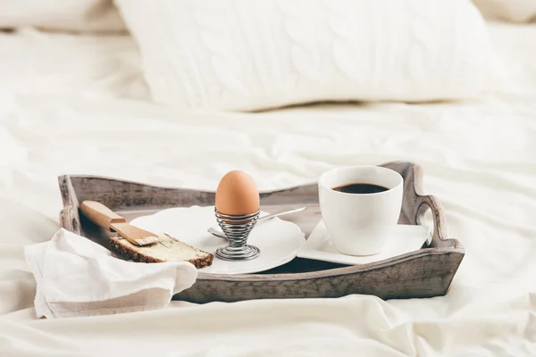 Pequeno-almoço na cama. Luz da janela — Fotografia de Stock