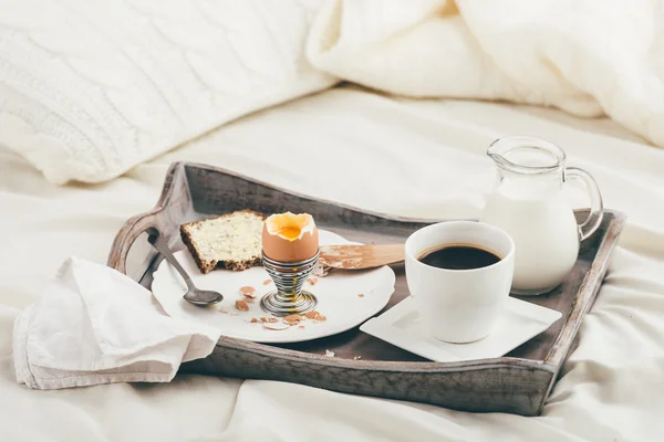 Frühstück im Bett. Fensterlicht — Stockfoto