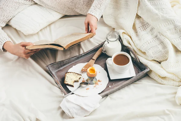 Woman having breakfast in bed. Window light — Stock Photo, Image