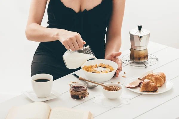 Mulher tomando café da manhã. Luz da janela — Fotografia de Stock