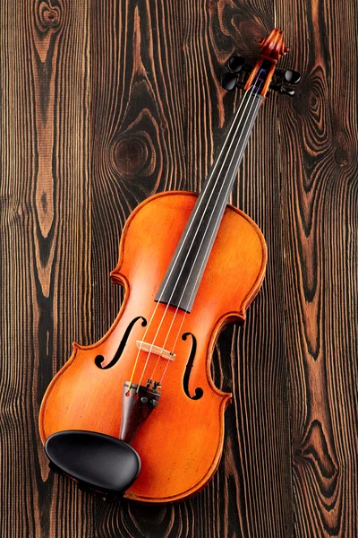 Close-up de um violino na mesa de madeira — Fotografia de Stock