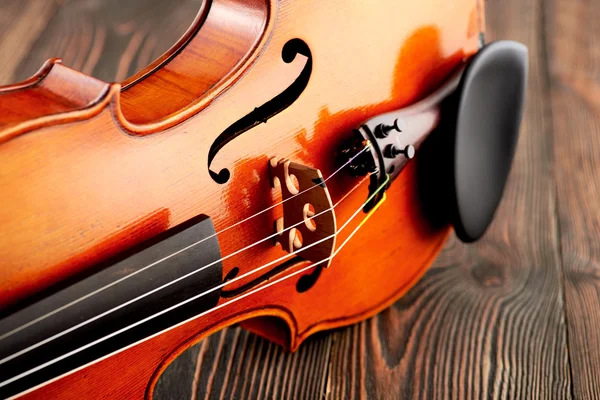 El primer plano del detalle del violín sobre la mesa de madera — Foto de Stock