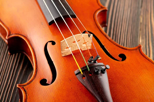 El primer plano del detalle del violín sobre la mesa de madera — Foto de Stock