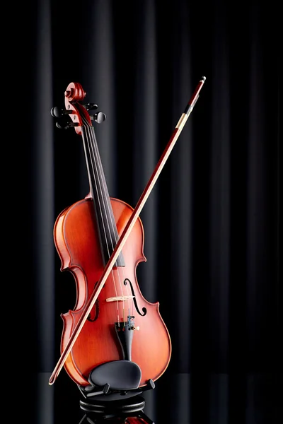 Close-up de um violino na superfície de vidro e fundo preto — Fotografia de Stock