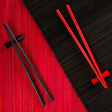 palillos en estera de bambú