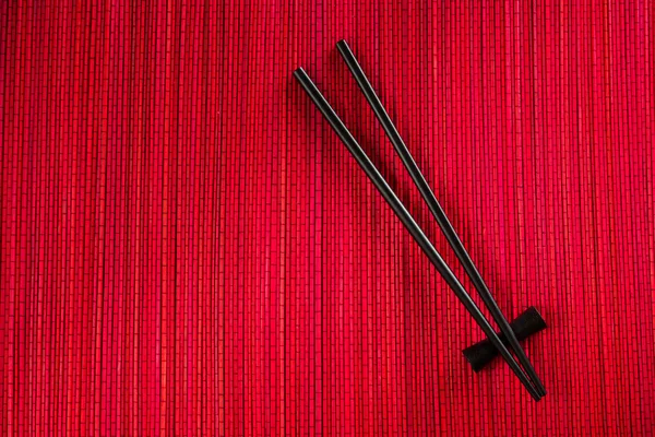 Hůlky na bambusové rohoži — Stock fotografie