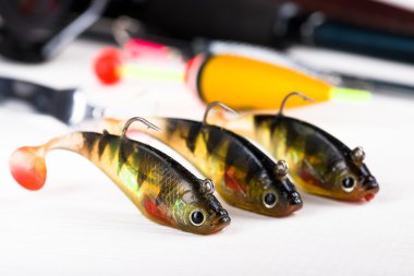 Masanın üzerinde balıkçılık aksesuarları