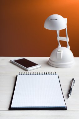 Masadaki defter ve kalem.