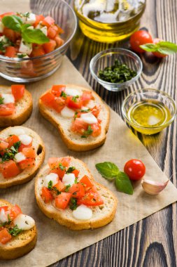 Bruschetta Közlenmiş domates, mozzarella peyniri, sarmısak ve 