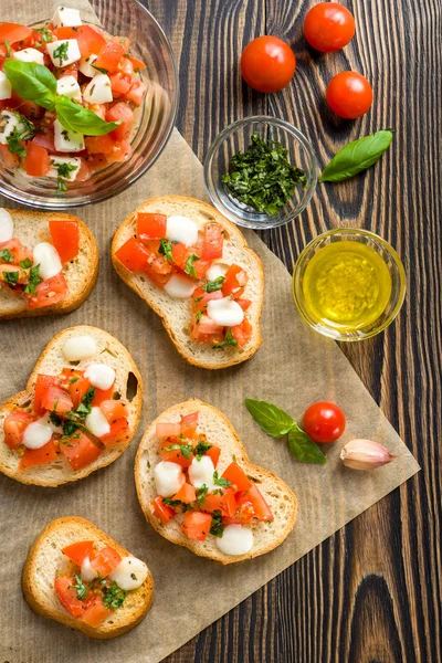 Bruschetta mit gerösteten Tomaten, Mozzarella, Knoblauch und — Stockfoto