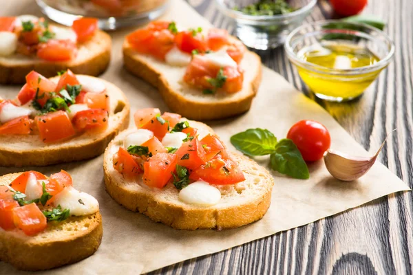 Bruschetta Közlenmiş domates, mozzarella peyniri, sarmısak ve 
