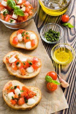 Bruschetta Közlenmiş domates, mozzarella peyniri, sarmısak ve 