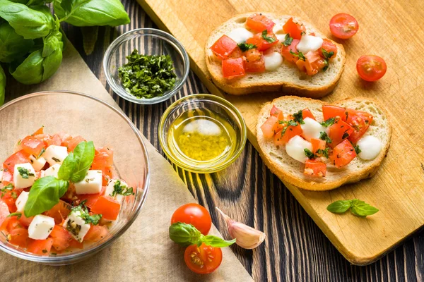 Bruschetta mit gerösteten Tomaten, Mozzarella, Knoblauch und — Stockfoto