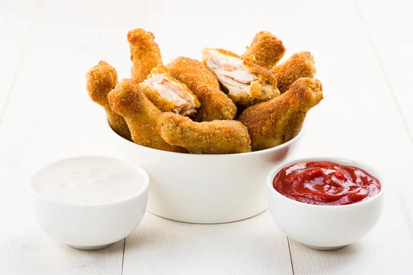 Asas de frango e molhos na mesa — Fotografia de Stock