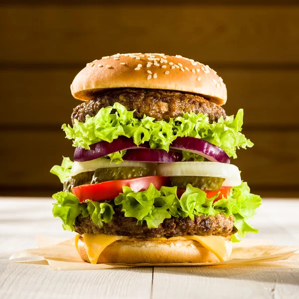 Hamburguesa casera en la mesa de madera —  Fotos de Stock