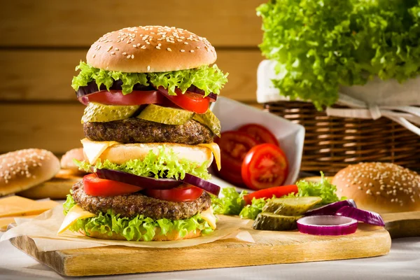 Hamburger fatto in casa sul tavolo di legno — Foto Stock