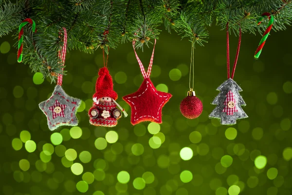 Kerstdecoratie op groene bakground — Stockfoto