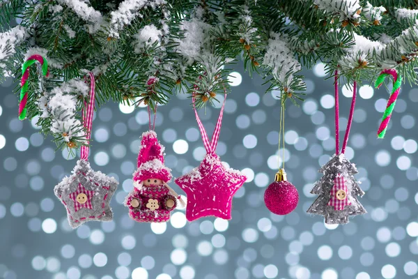 Рождественские украшения на светло-голубом фоне — стоковое фото